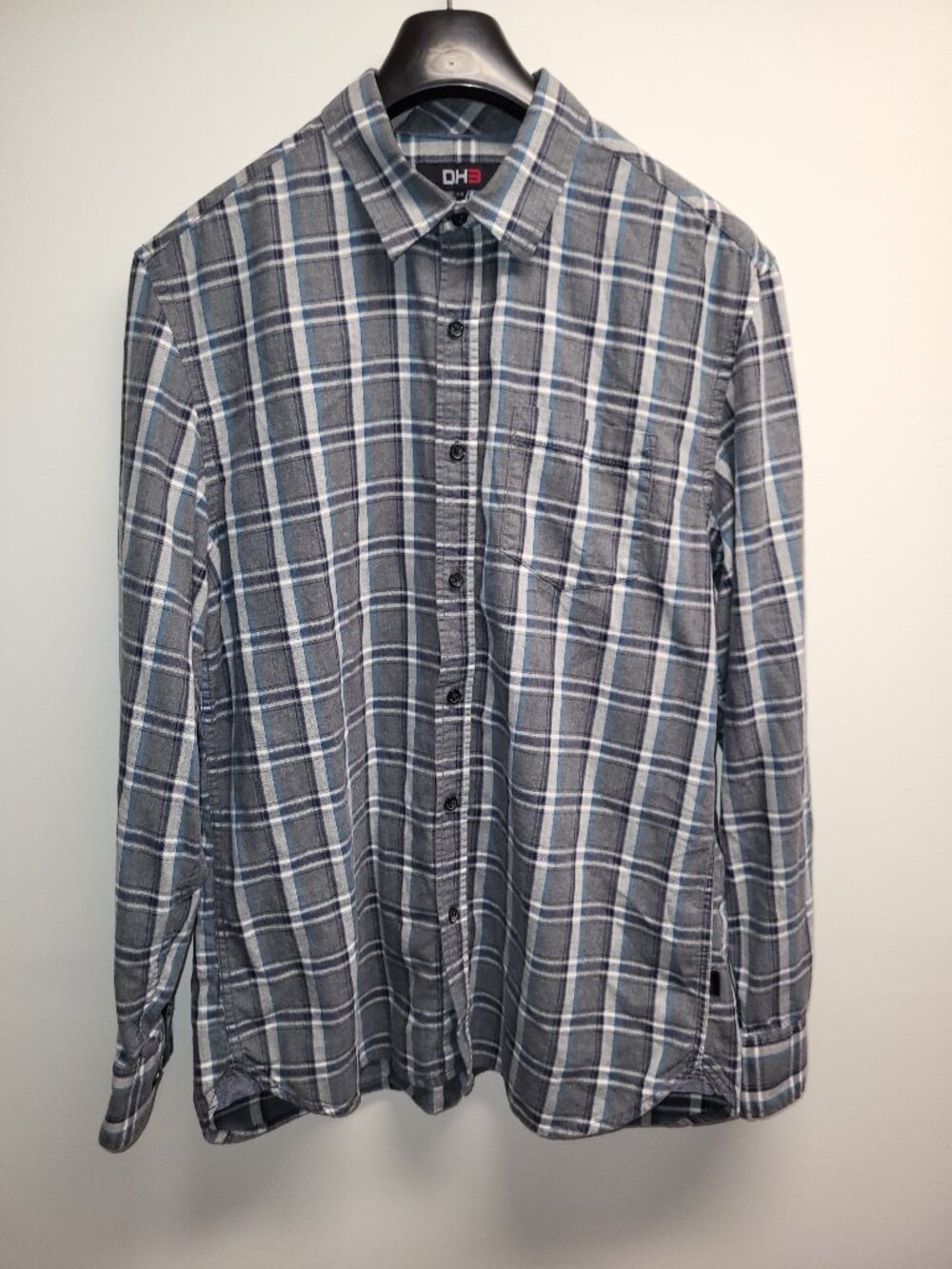 DH3 Men’s Plaid Button-Up Shirt Size Medium Gray Blue Short Sleeve Casual